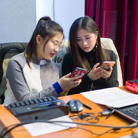 (小黑球跳一跳的游戏还有配乐)跟着音乐节奏跳的小黑球：一个独特的音乐游戏体验