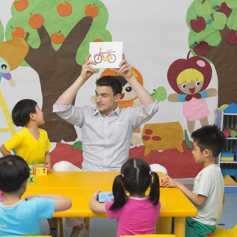 (多名教师殴打幼儿被园方辞退)两名幼师因殴打多名学生被家长举报，园方迅速辞退涉事教师