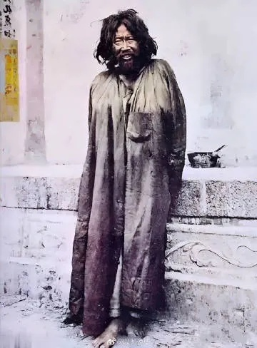 身世神秘的乞丐王子：他是贫穷的流浪汉，却拥有皇室血统！他的一生如传奇，华丽与沧桑交织。