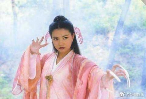 新依天屠龙记周芷若：古龙经典再现，传奇女子傲立江湖，勇战群雄化解危机