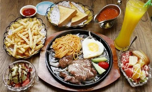 (牛排餐的搭配)四种美味材料搭配，打造丰盛牛排套餐